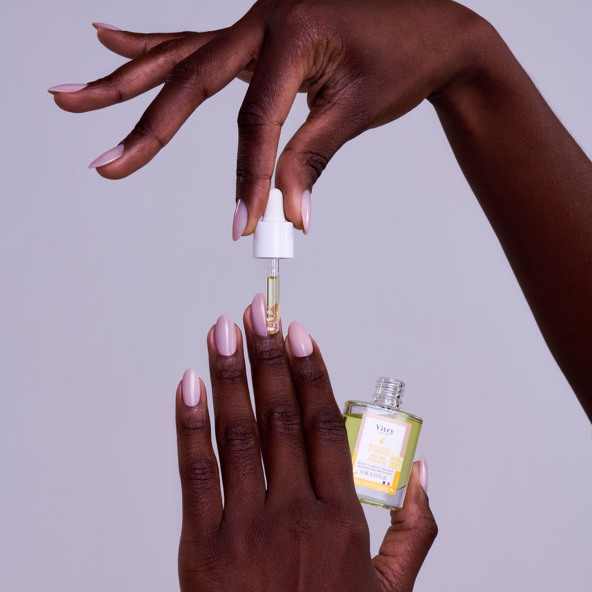 Ongles secs et cassants : causes et soins pour les renforcer