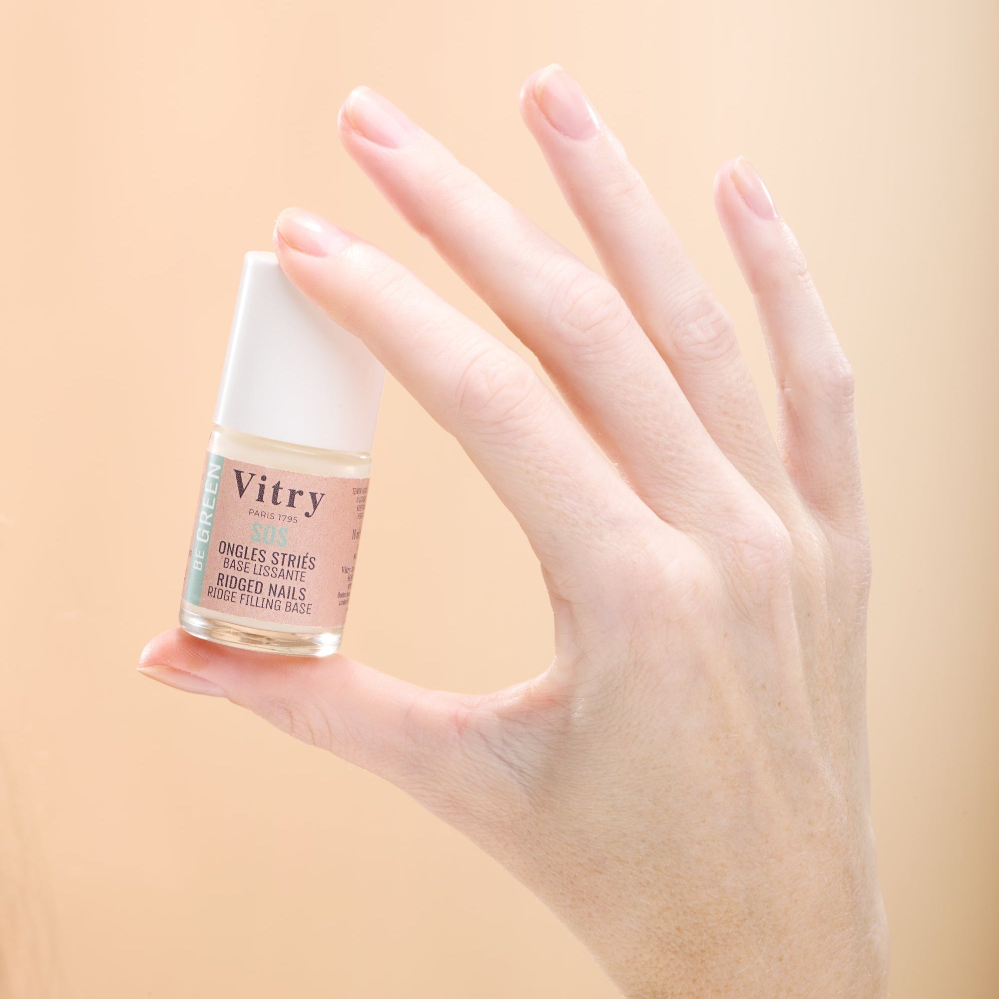 Ongles striés : causes, solutions et routine