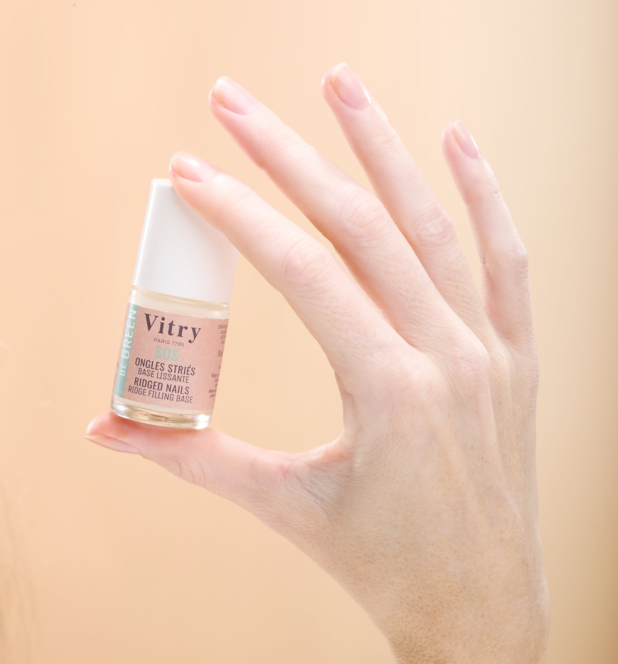 Ongles striés : causes, solutions et routine