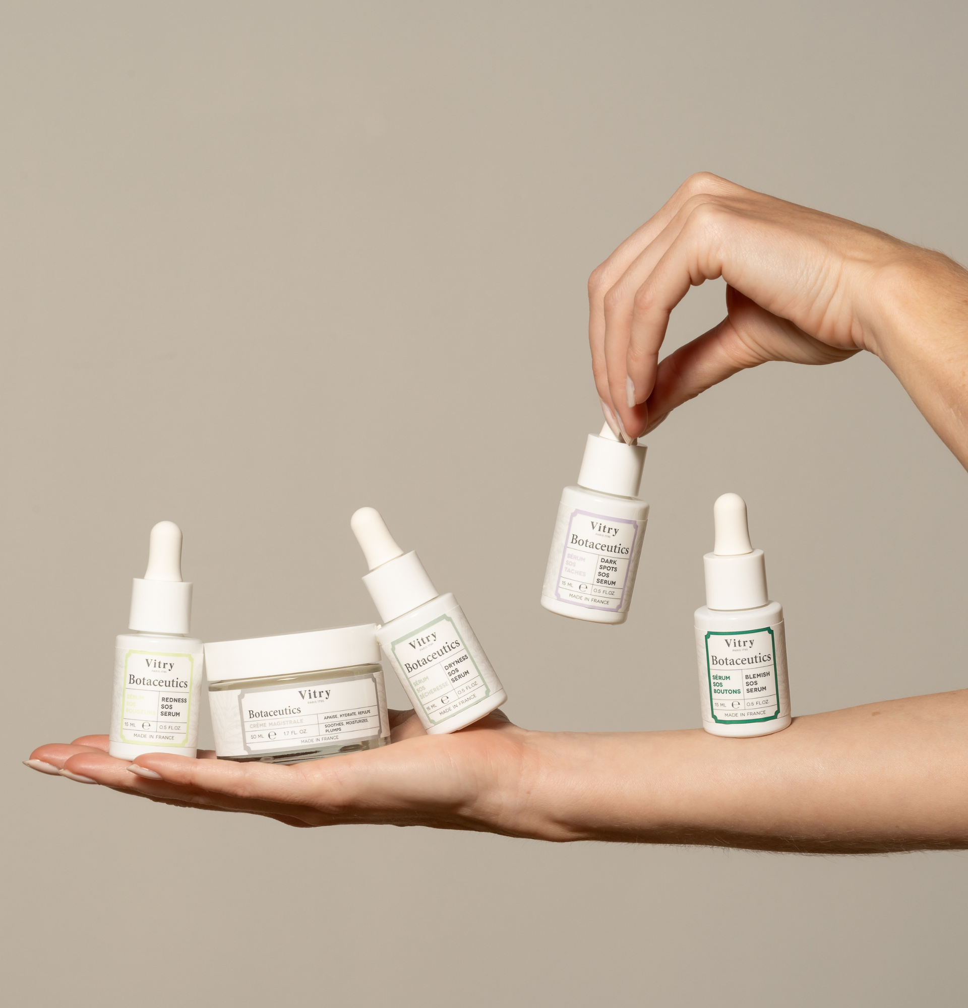 Gamme Botaceutics avec la crème magistrale les quatre sérums : SOS sécheresse, SOS Rougeurs, SOS boutons, SOS taches - Ref BOTA