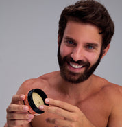 Vitry Cire coiffante application dans la chevelure pour un effet mat et coiffé. 