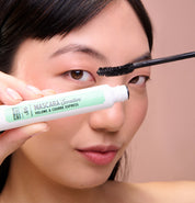 Mannequin montrant le flacon et la brosse incurvée du Mascara Sensitive Longcils Boncza - Réf 225000