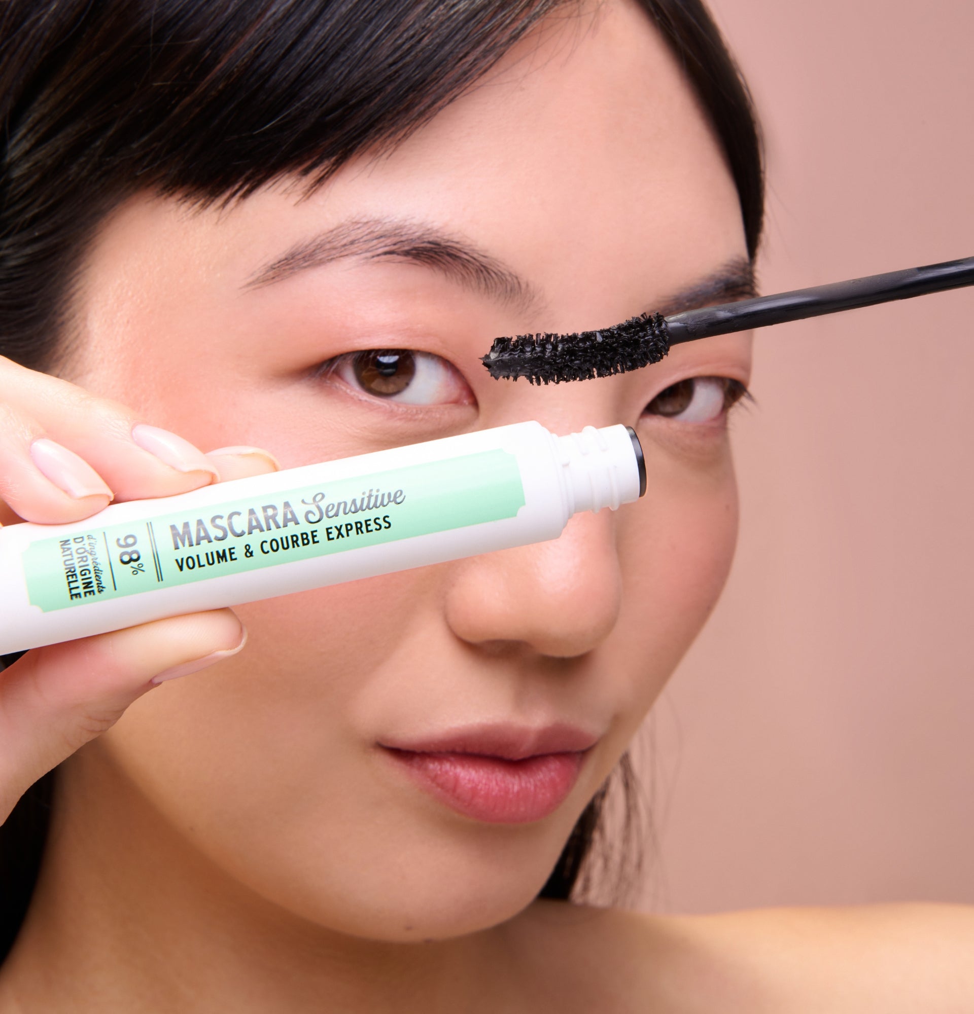 Mannequin montrant le flacon et la brosse incurvée du Mascara Sensitive Longcils Boncza - Réf 225000