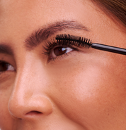 Application du mascara sensitive longcils bocza et sa brosse banane. Réf. 225000
