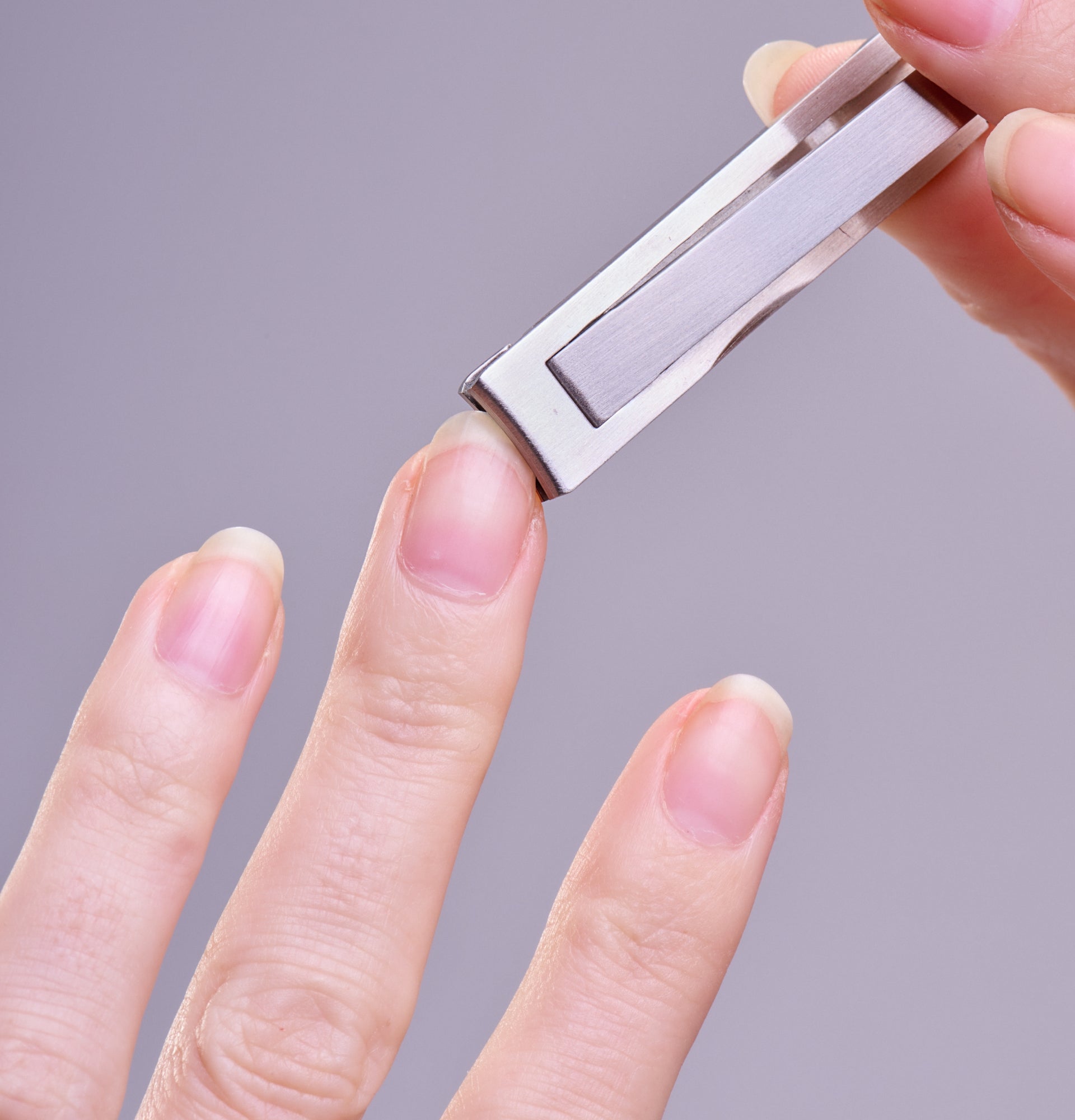 Coupe-ongles pédicure extra-plat Vitry en acier inoxydable. Réf. 1056S utilisé pour couper un ongle