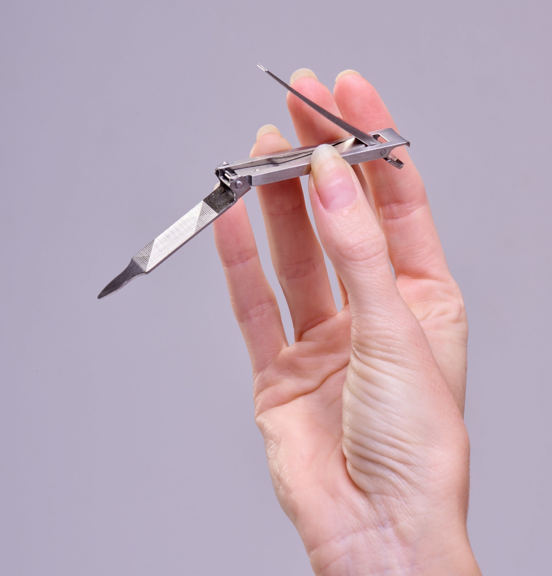 Coupe-ongles extra-plat doré Vitry au design élégant et raffiné en acier inoxydable – réf. 4057B ouvert