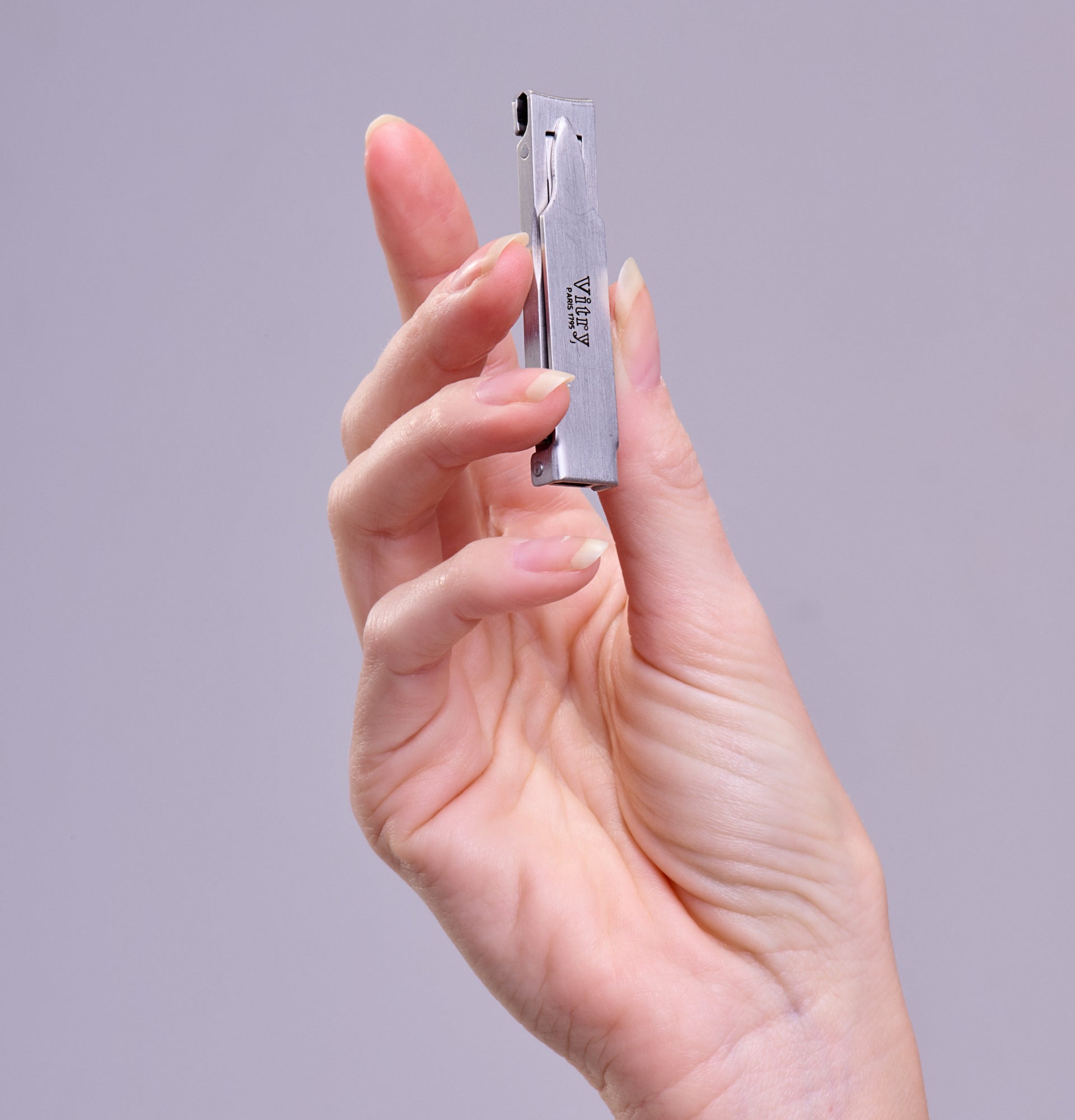 Coupe-ongles extra-plat doré Vitry au design élégant et raffiné en acier inoxydable – réf. 4057B fermé