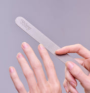 Main utilisant la lime à ongles inox saphir Vitry double grain pour ongles normaux à durs . Réf 1064