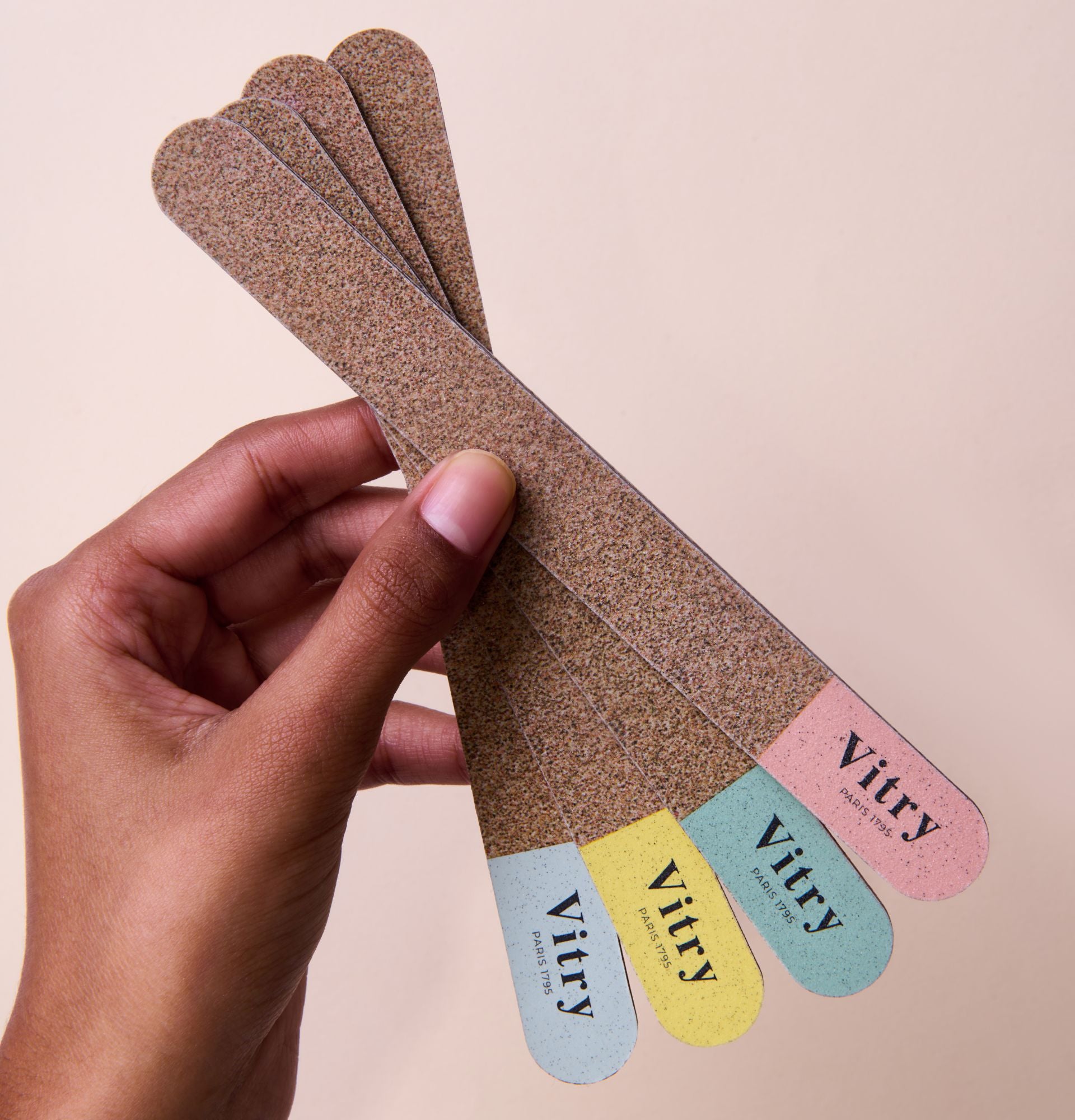 Main montrant les limes à ongles Be Green Vitry en papier recyclé sans plastique. 