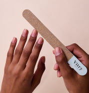Main utilisant la lime à ongles Be Green Vitry en papier recyclé sans plastique. Réf 1068G1