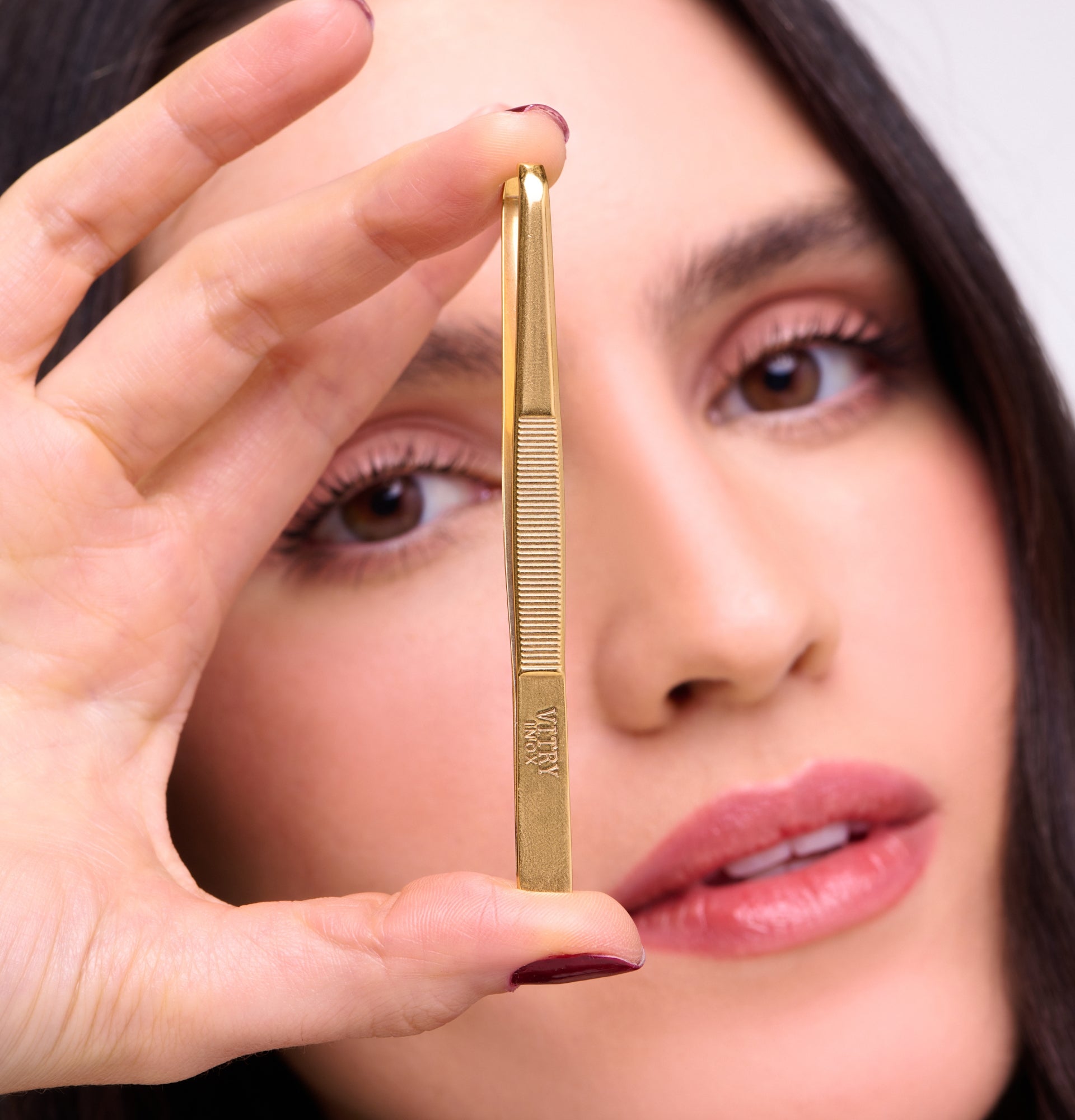 Mannequin montrant la pince à épiler inox doré mors droit Vitry | réf. 4012