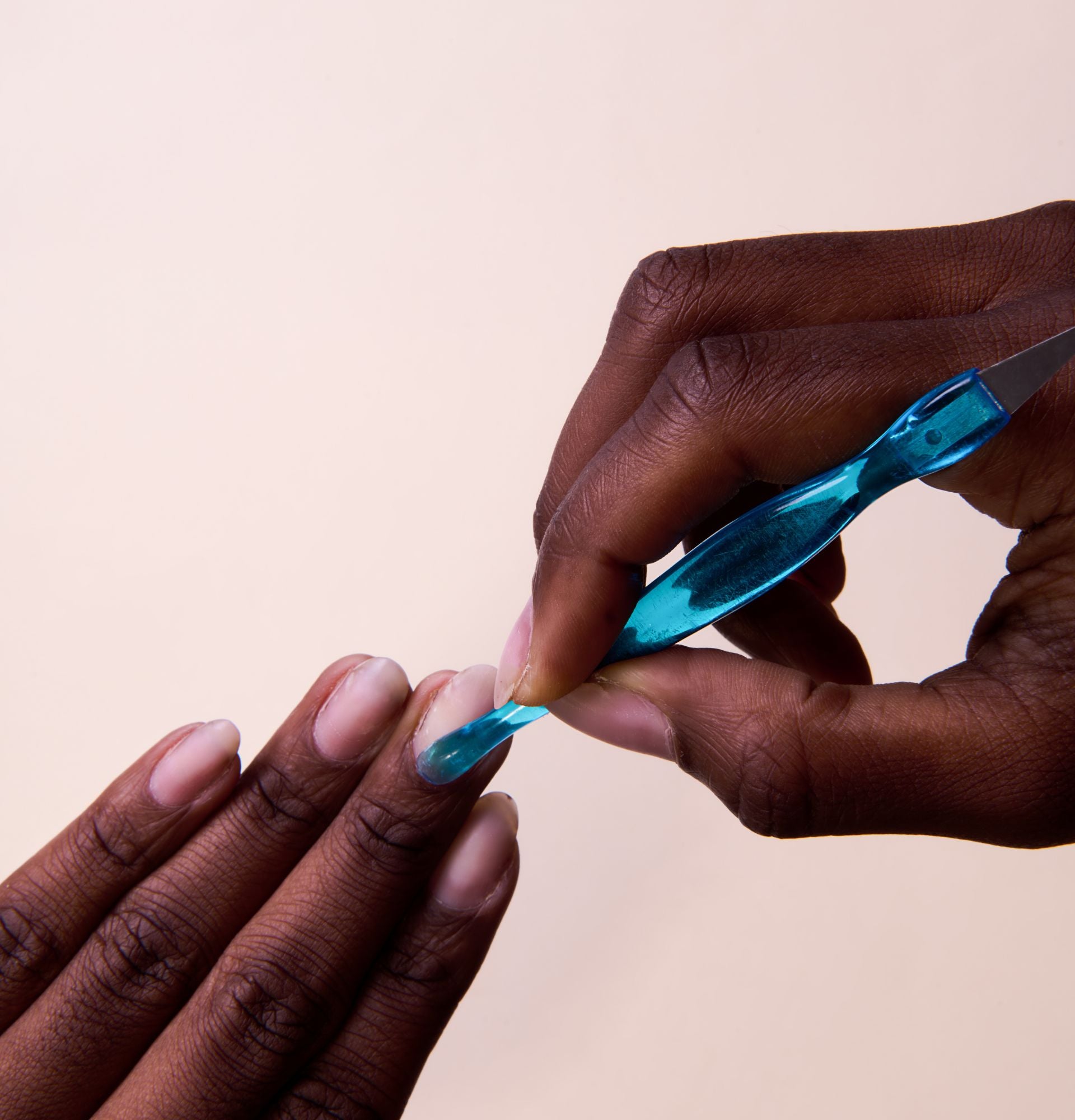 Main utilisant le Coupe Peaux Bleu en repousse peaux Vitry - Réf 6046ZBP