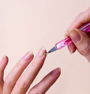 Main utilisant le Coupe Peaux Rose Vitry - Réf 6046ZPI