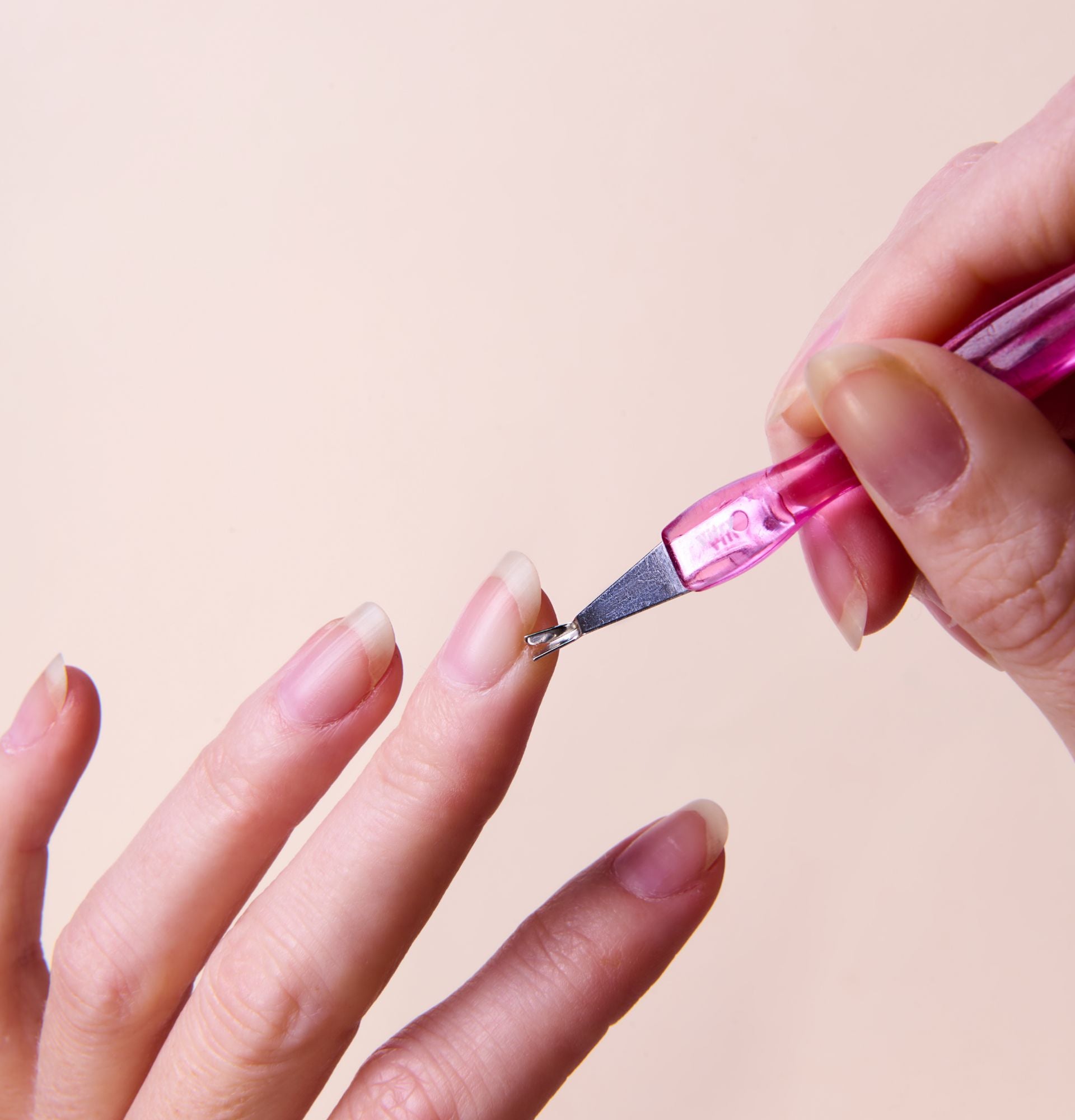 Main utilisant le Coupe Peaux Rose Vitry - Réf 6046ZPI