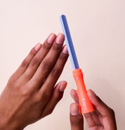 Main utilisant la lime à ongles céramique fluo Vitry 6065FZO