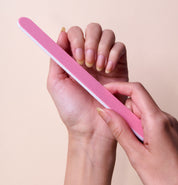 Main utilisant la lime à ongles Mylar Rose Pâle Vitry sur mousse pour ongles fragiles 6068MZPP