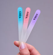 Main présentant les trois limes à ongles en verre Vitry élégante et durable, idéale pour les ongles fragiles – réf 6073PP VITRY