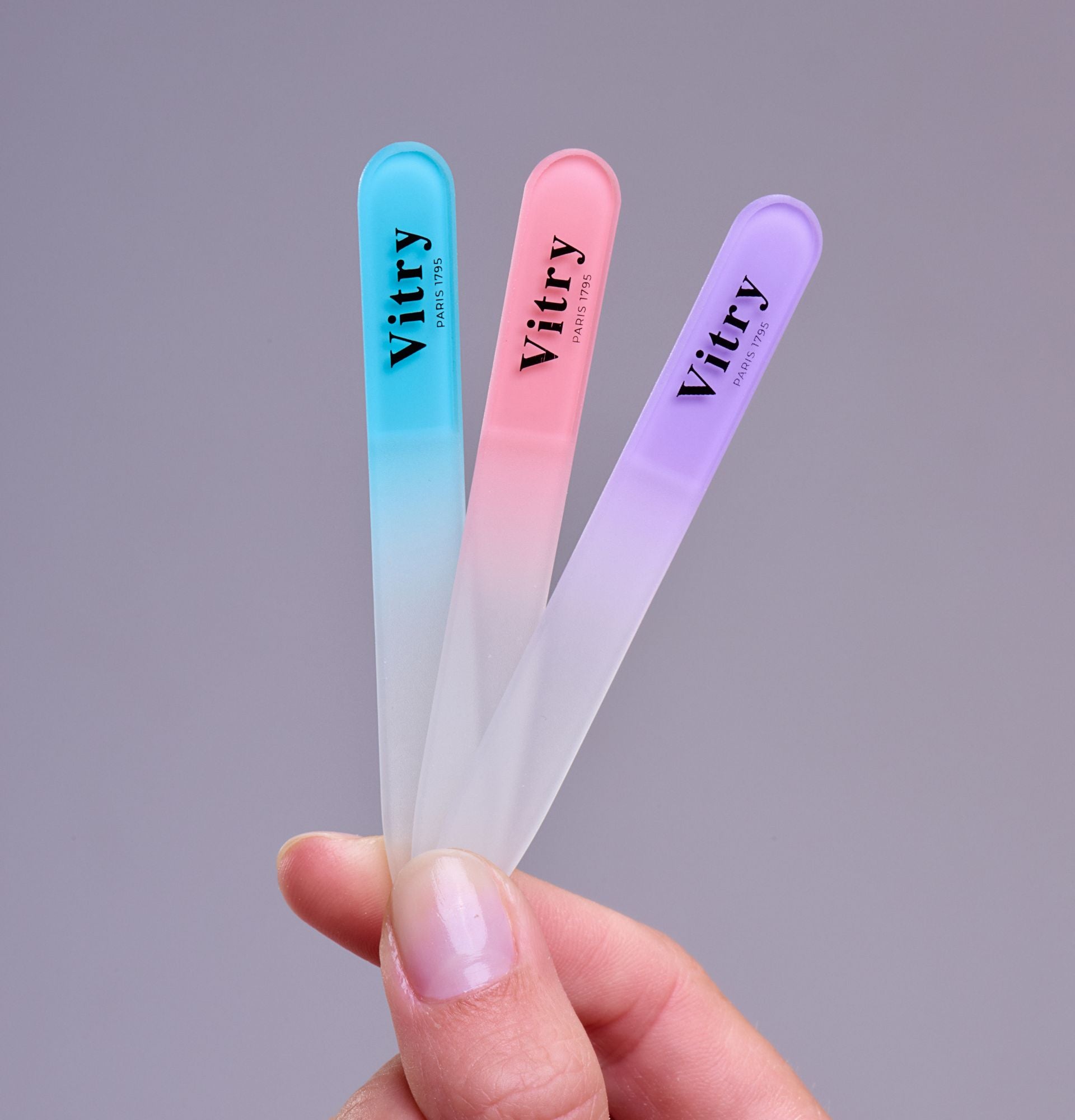 Main présentant les trois limes à ongles en verre Vitry élégante et durable, idéale pour les ongles fragiles – réf 6073PP VITRY