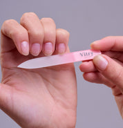 Main utilisant la lime à ongles en verre Vitry élégante et durable, idéale pour les ongles fragiles – réf 6073PP VITRY