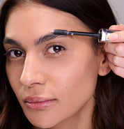 Utilisation du Toni'cils Pro'Expert Sérum 2en1 Réf.CILPROFA sur le sourcil d'une mannequin