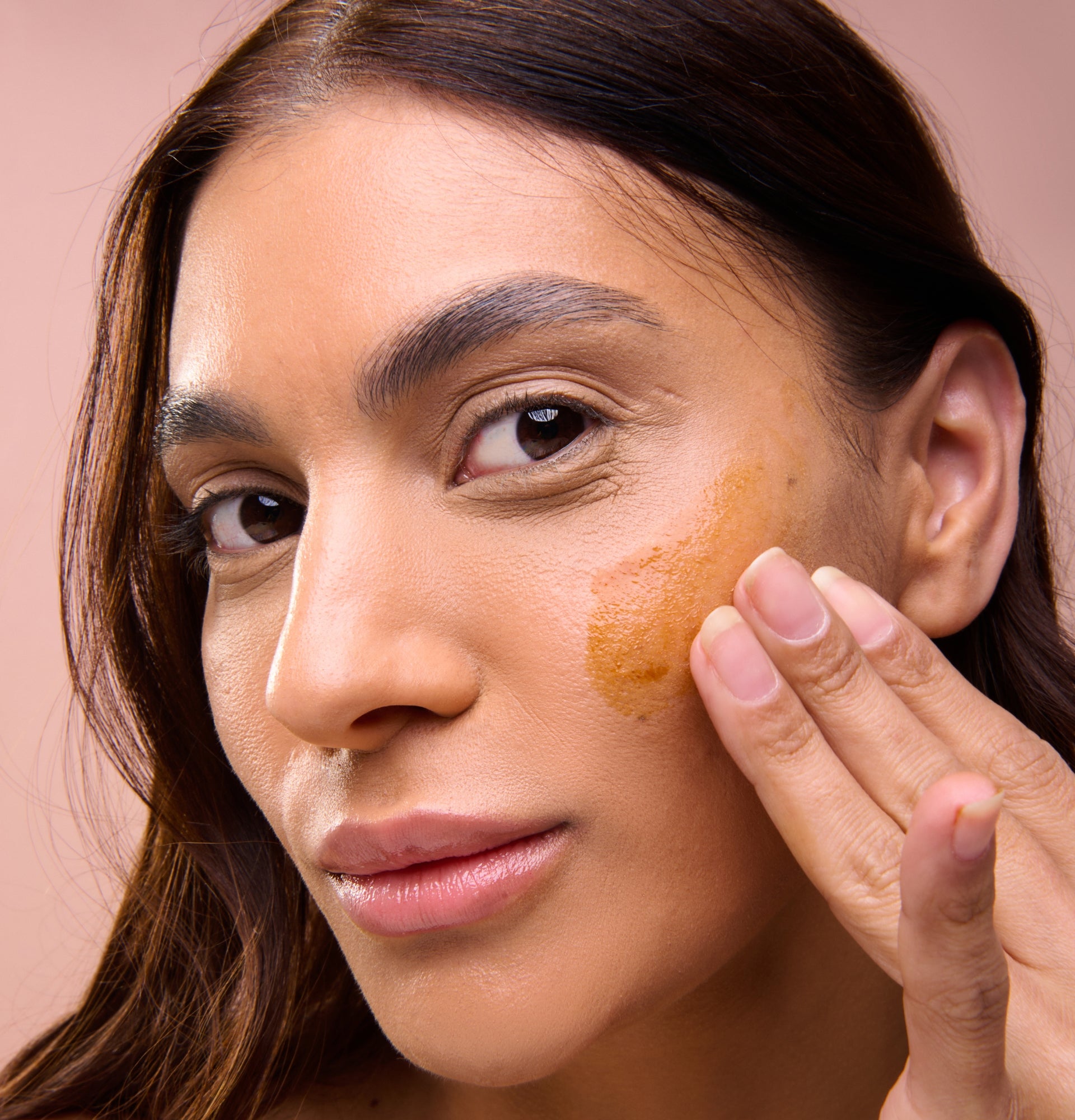 Mannequin appliquant sur son visage Lotion teintée hydratante Eau de Soleil VITRY flacon verre EAUSOLFA