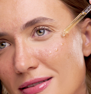 Elixir de Soleil application sur le visage pour un teint hâlé sans UV avec le sérum hydratant autobronzant. Réf ELISOL