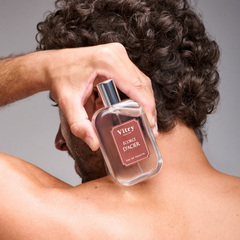 Homme tenant dans sa main l'eau de toilette Ecorce d'Acier ETEA100