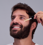 Sérum expert anti-âge men care, application sur le visage - Réf H1006