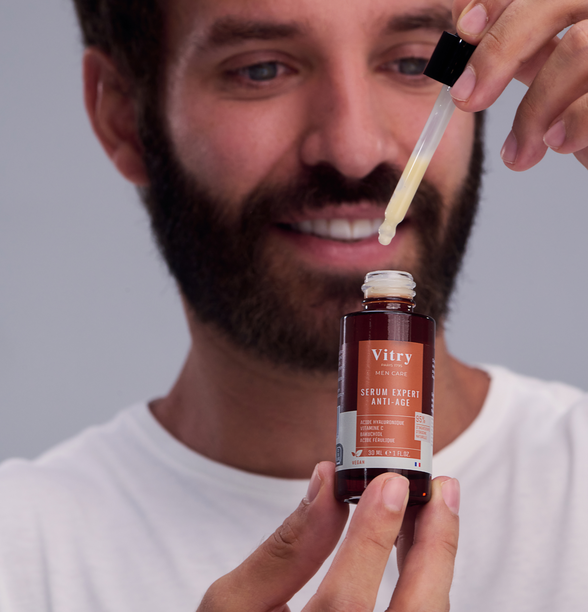 L'incontournable serum anti-âge pour homme dans un flacon ambré - Réf. H1006