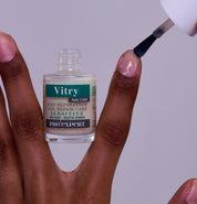 Utilisation du Soin réparateur Pro'Expert Sensitive Vitry Flacon 5en1 ongles - Réf. VBIOXM sur les ongles d'une main