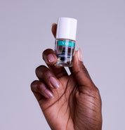 Main montrant le flacon du Soin réparateur Pro’Expert Sensitive 5en1 VITRY dans son flacon, renforce et protège les ongles fragiles. Réf. VBIOXFA
