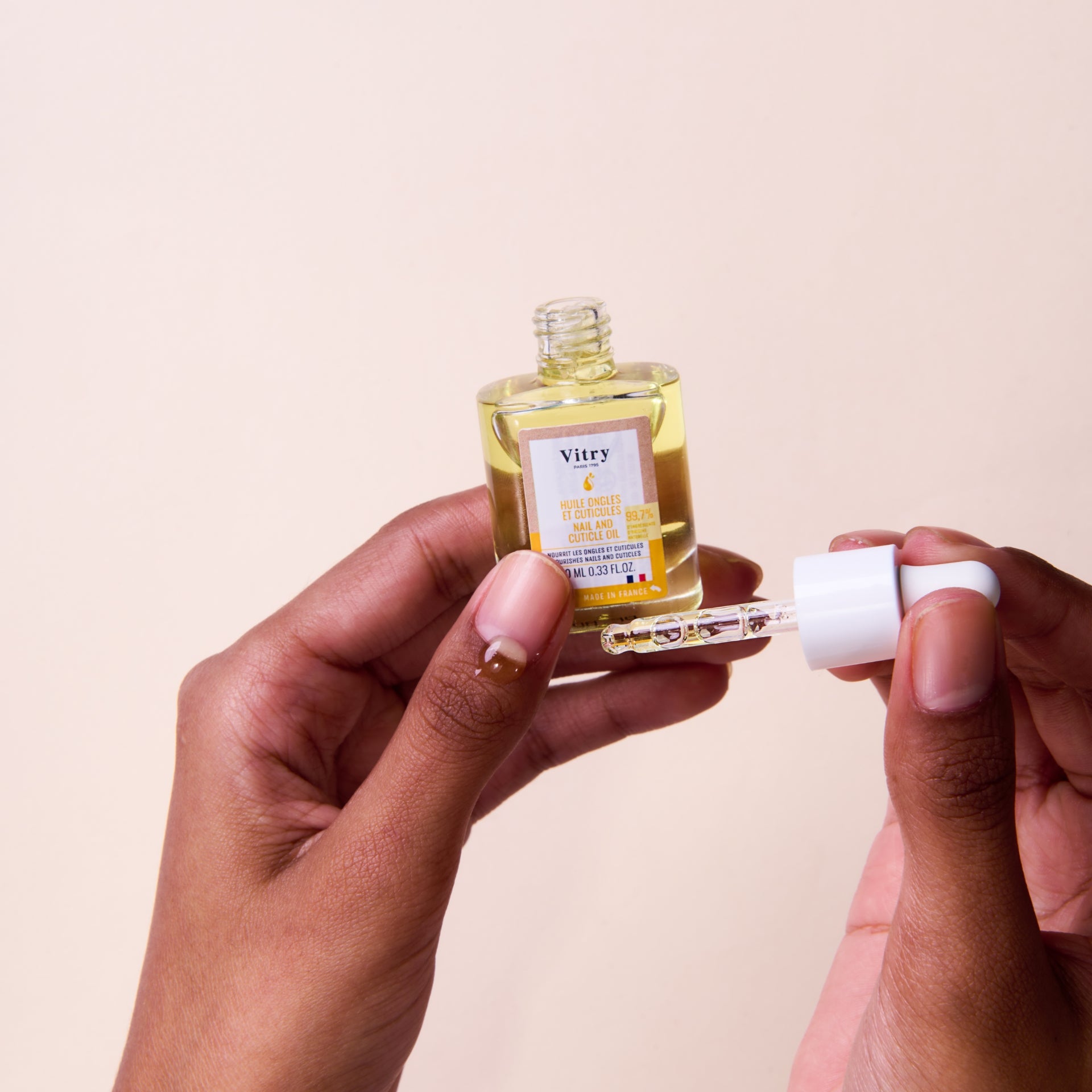Main utilisant l'huile ongles et cuticules vegan Vitry VGCUTI