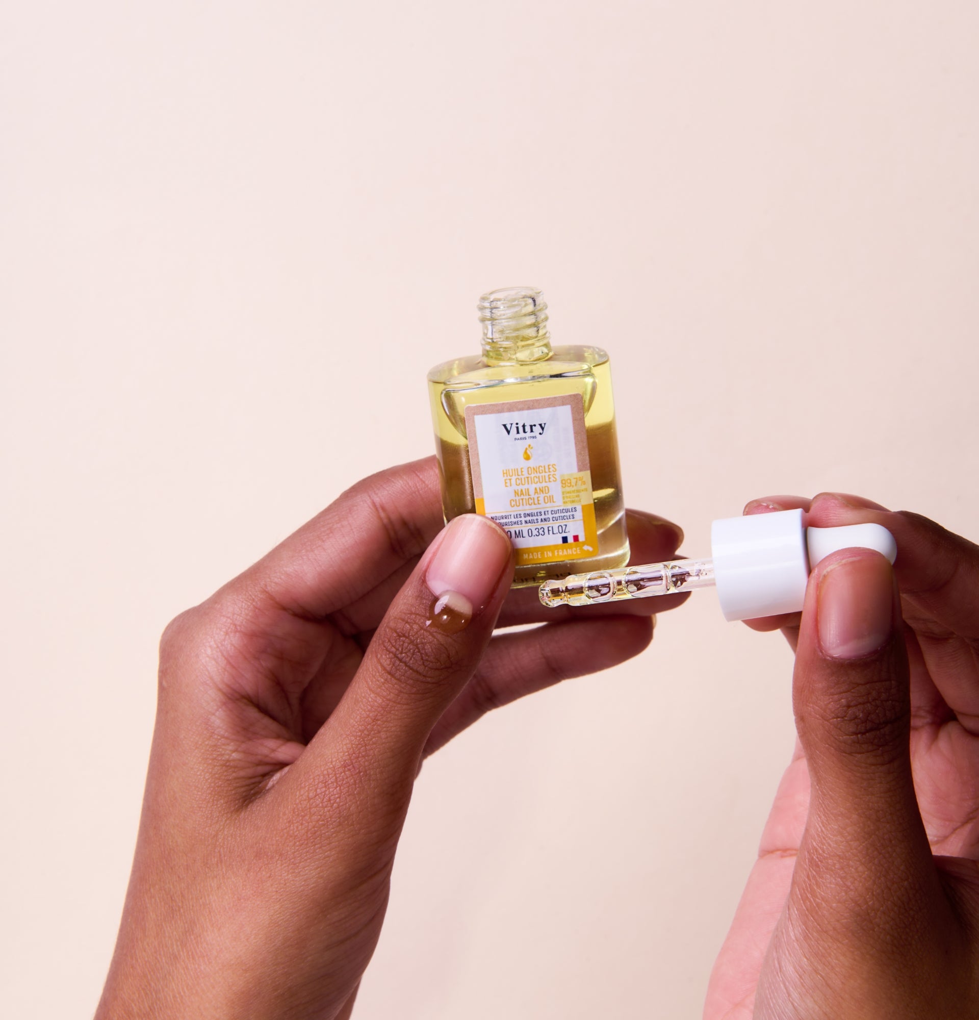 Main utilisant l'huile ongles et cuticules vegan Vitry VGCUTI