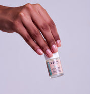 Main montrant le flacon de base lissante SOS Ongles Striés Vitry VGLIS