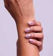 Main portant le vernis Be Green Chataîgne. Réf. VGREE011