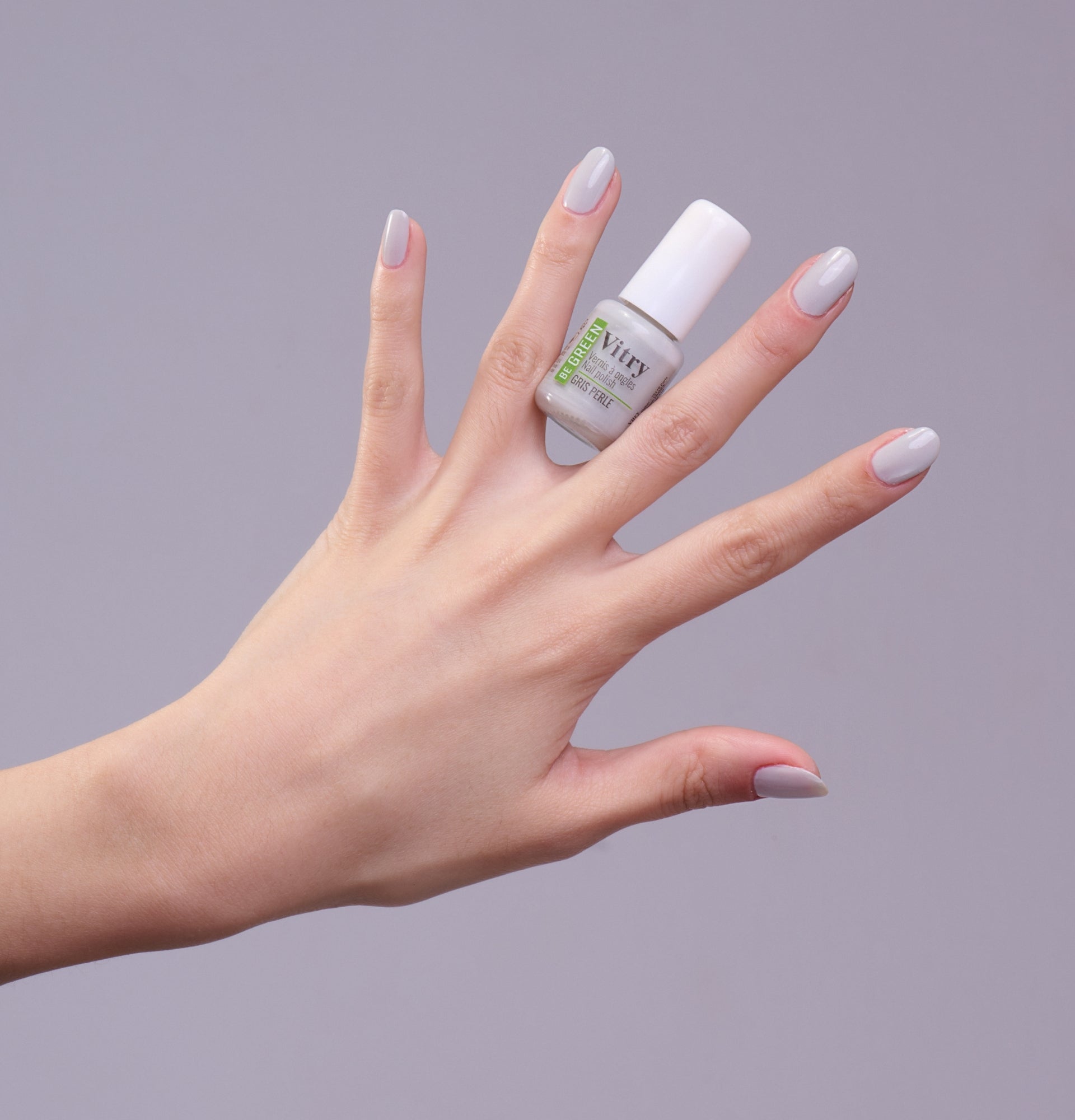 Esmalte de uñas gris perla