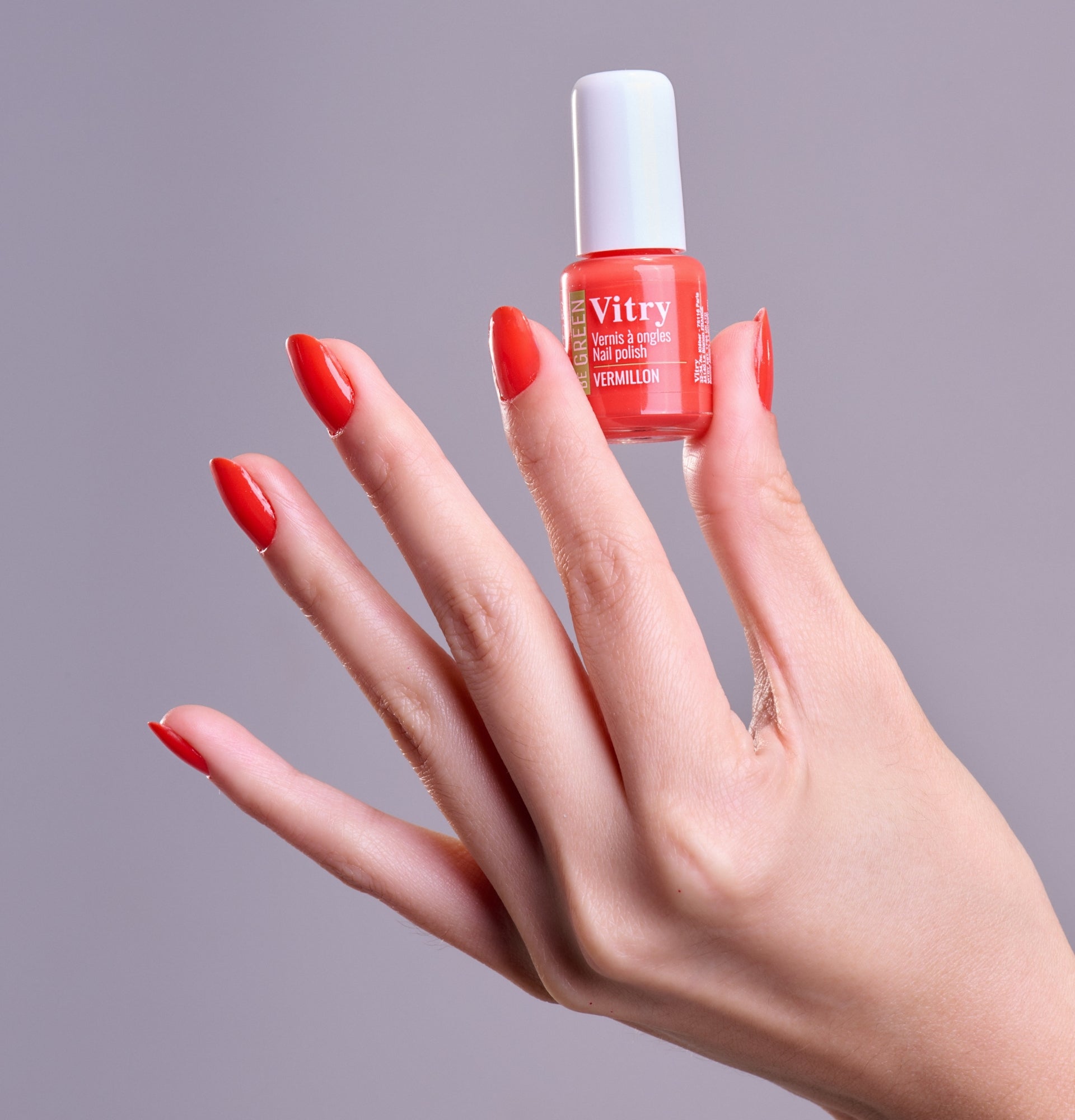 Esmalte de uñas bermellón