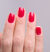 Main portant le vernis Be Green Burgundy. Réf. VGREE085