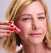 Mannequin portant le flacon 6ml Vernis Be Green Burgundy. Réf. VGREE085