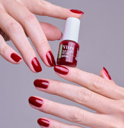 Main portant le flacon 6ml Vernis Be Green Impérial. Réf. VGREE083