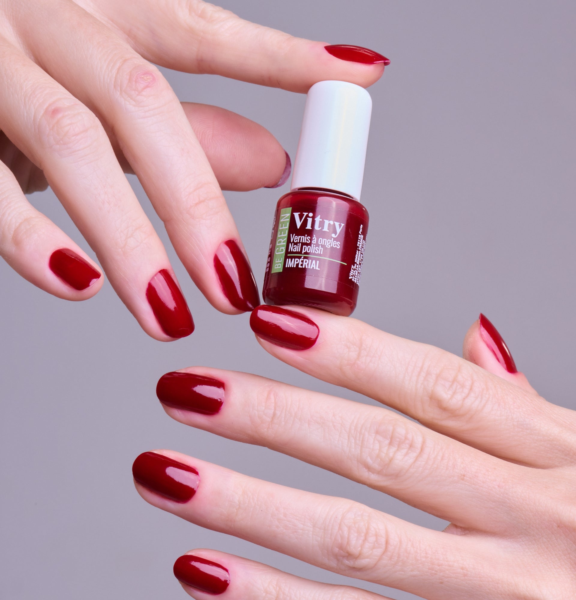 Main portant le flacon 6ml Vernis Be Green Impérial. Réf. VGREE083