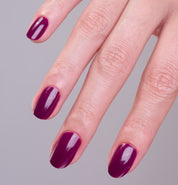 Main portant le vernis Be Green Amaryllis. Réf. VGREE087