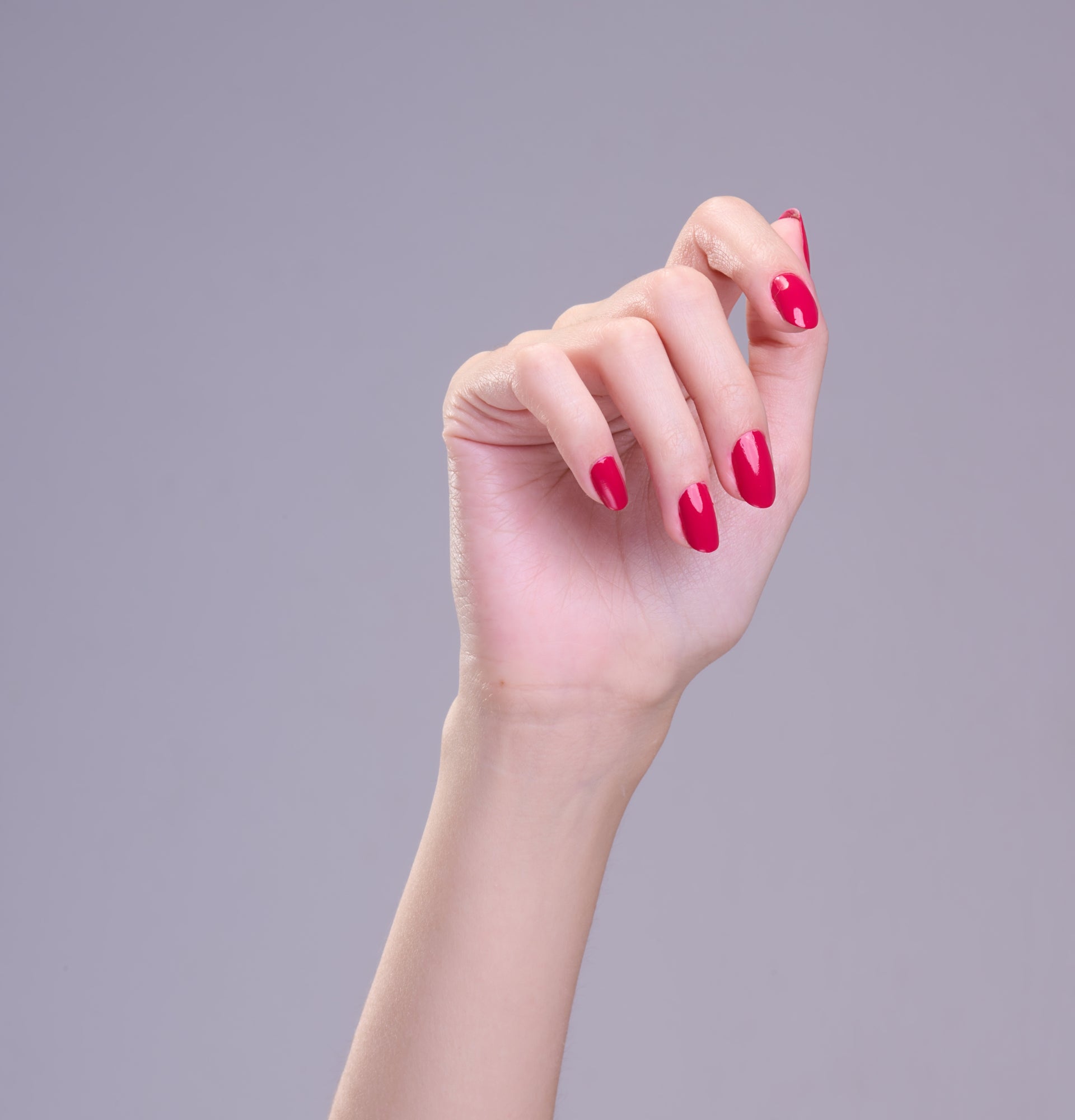 Main portant le Vernis Be Green Vitry Tourmaline. Réf. VGREE094