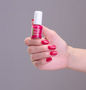 Main portant sur ses ongles le Vernis Be Green Vitry Tourmaline. Réf. VGREE094 et le produit dans sa main