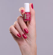 Main portant le flacon 6ml Vernis Be Green Magenta. Réf. VGREE098