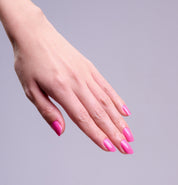 Main portant le vernis à ongles Be Green Rose Vif. Réf VGREE103