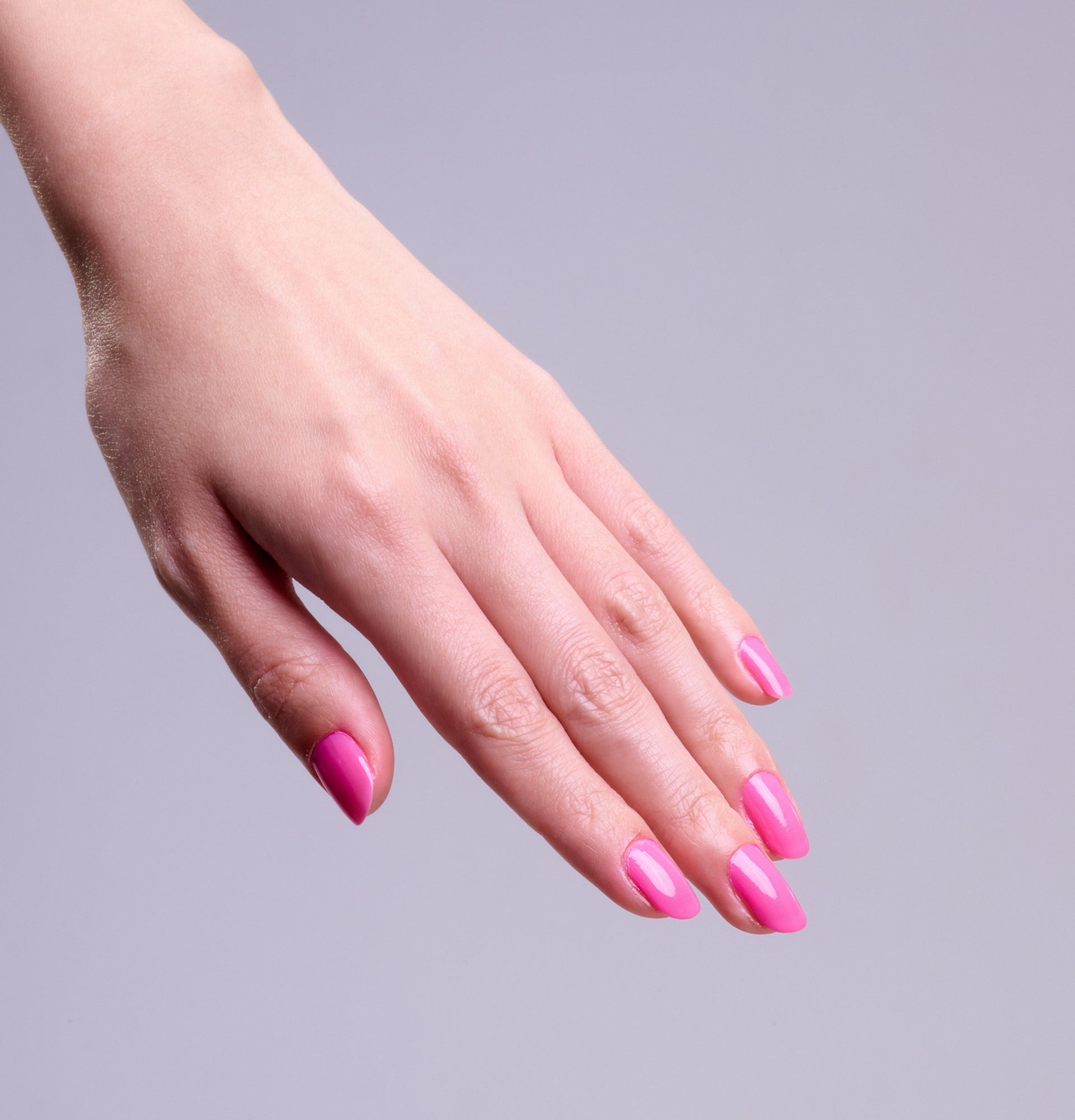 Main portant le vernis à ongles Be Green Rose Vif. Réf VGREE103