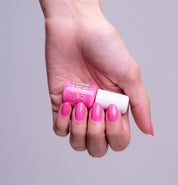 Main portant le flacon 6ml vernis à ongles Be Green Rose Vif. Réf VGREE103