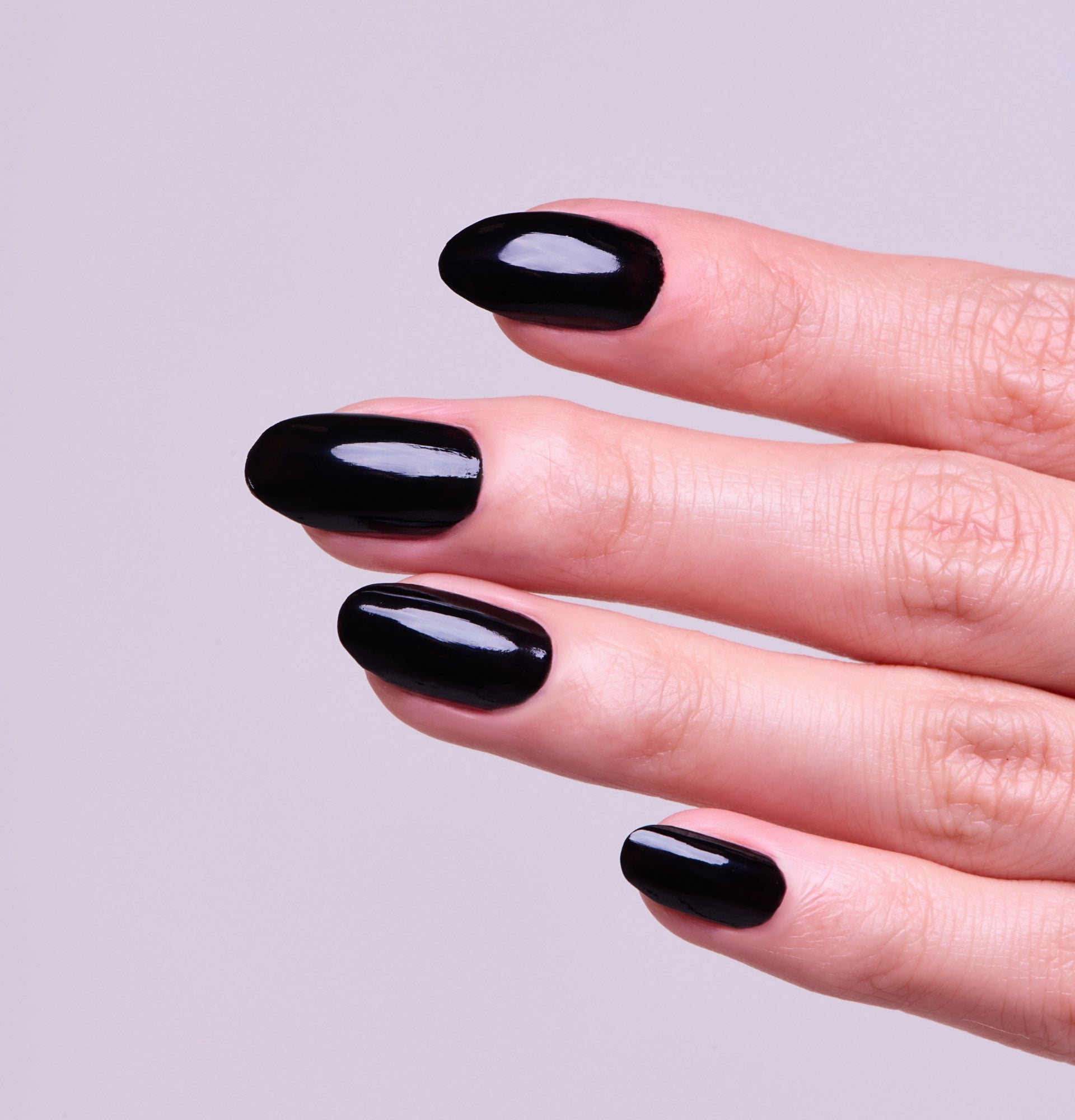 Main portant le Vernis Be Green Noir Smoking. Réf. VGREE109