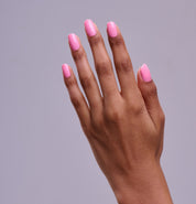 Main portant le vernis Be Green Aquarelle. Réf. VGREE110